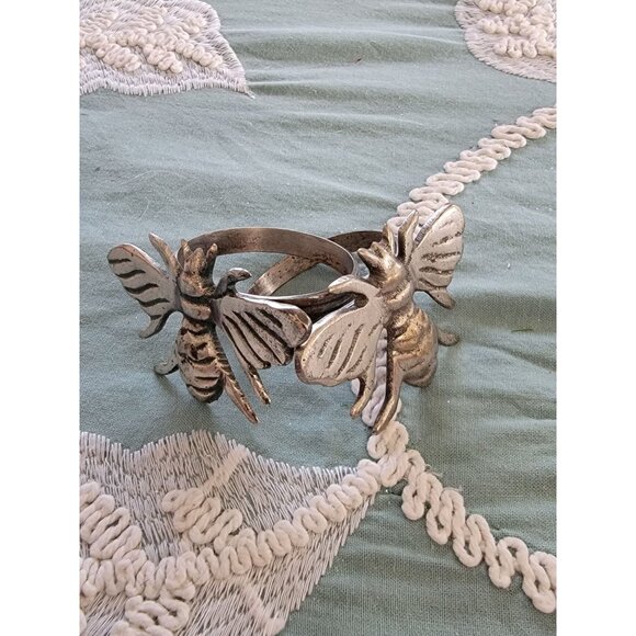 Set Of 2 Silver Bee Napkin Rings Rustic Metal Design Collectible Table Accessory - Picture 2 of 5